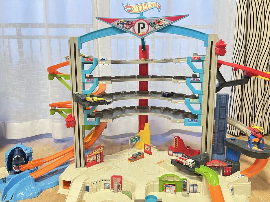 Hot Wheels Mega Garage w stanie idealnym +6  autek