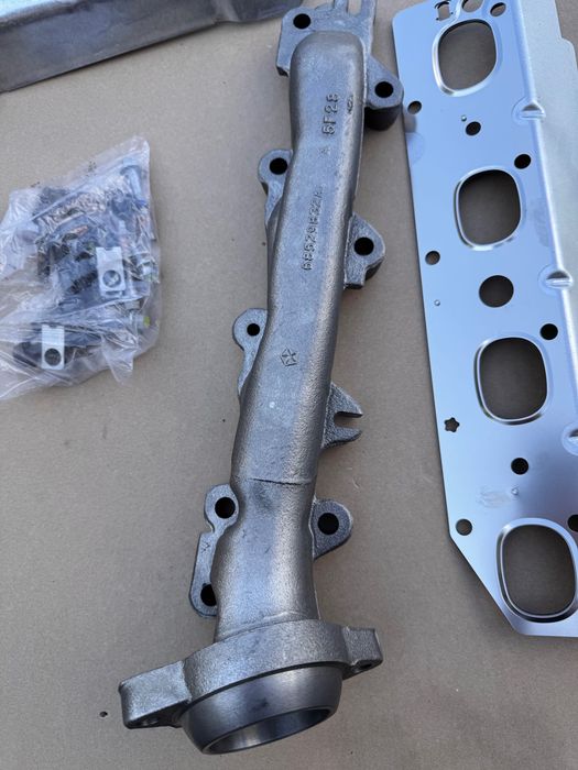 Kolektor Wydechowy Prawy Doga RAM 1500 DT 2019- 5.7 V8 HEMI 68591572AC