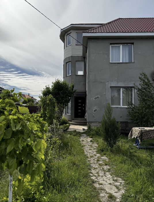 Дом в Лесках на 10 сотках. Газ  заведен  в дом, застоенная  улица.