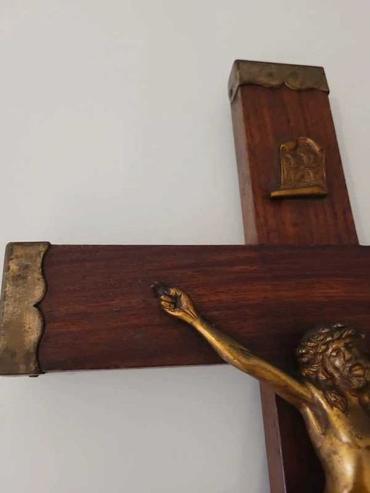 Crucifixo Parede - Madeira e Metal – 35×22 cm