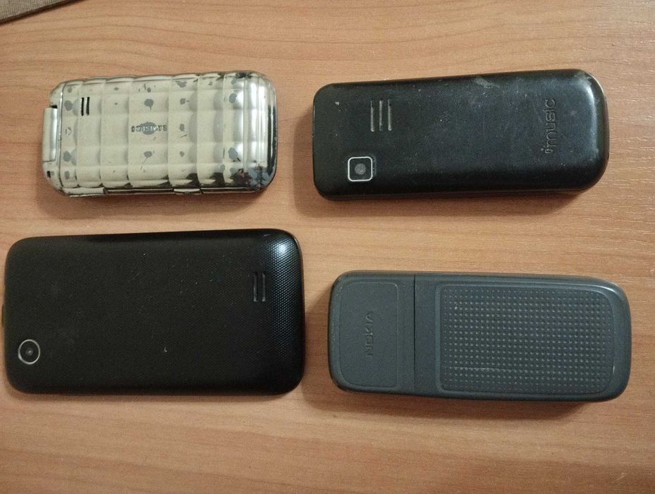 4 непрацюючих телефона(1смартфон та3 кнопочних)+тонка зарядка на Nokia