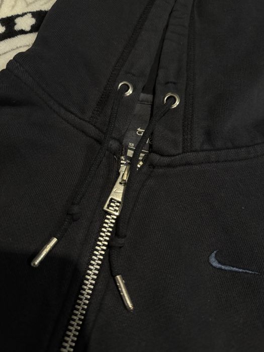 czarna taliowana bluza nike z kapturem