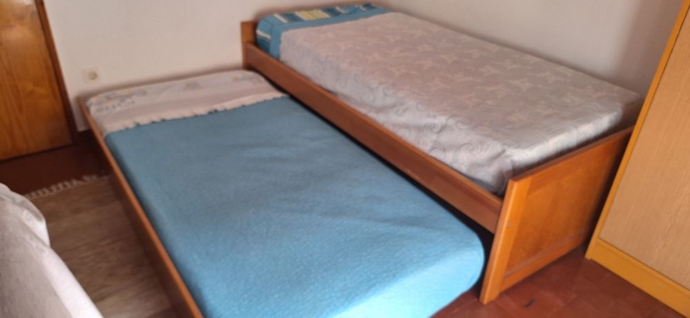 Cama dupla com colchões