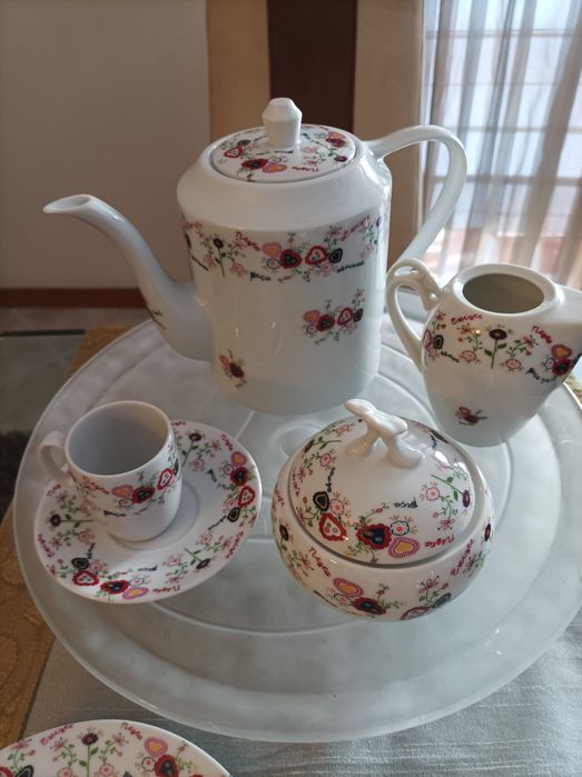 Lindo Serviço de jantar 19 peças em porcelana 
"Lenços namorados"