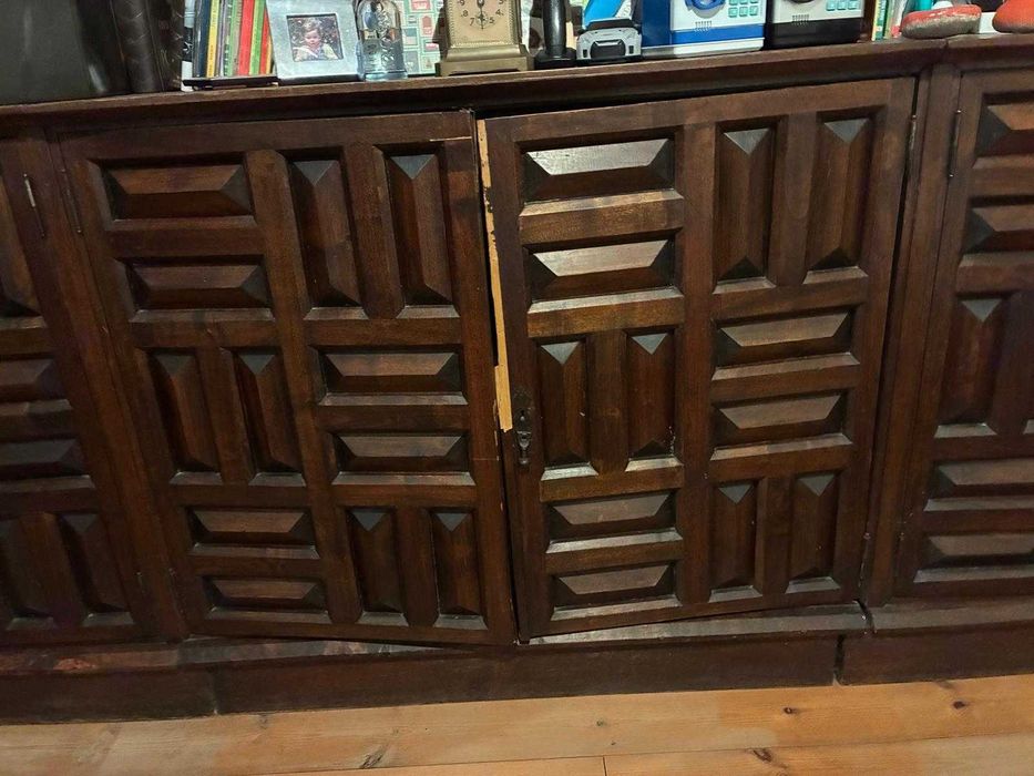 Armário estante com design geométrico