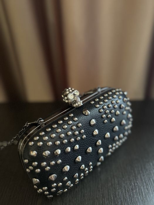 Маленькая сумка - клатч з шипами та черепом