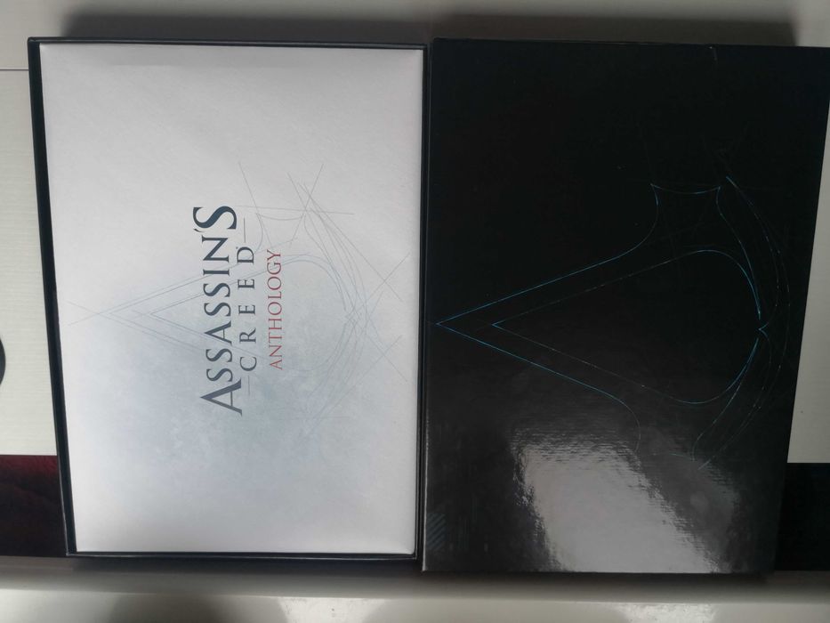 Assassins Creed: Anthology opakowanie z płytami i dodatkami.