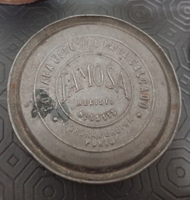 Latas e frascos antigos
