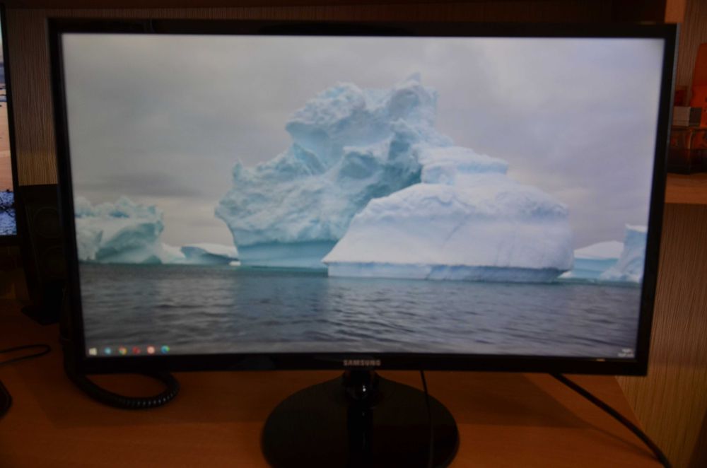 Монітор 23.5"  Samsung  Curved LC24F390FHIXCI