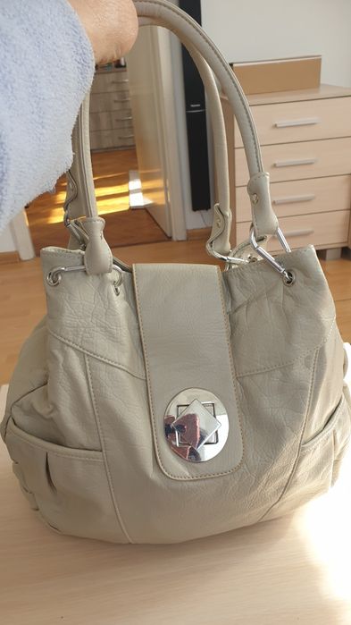 Duża torebka na ramię w kolorze kremowym