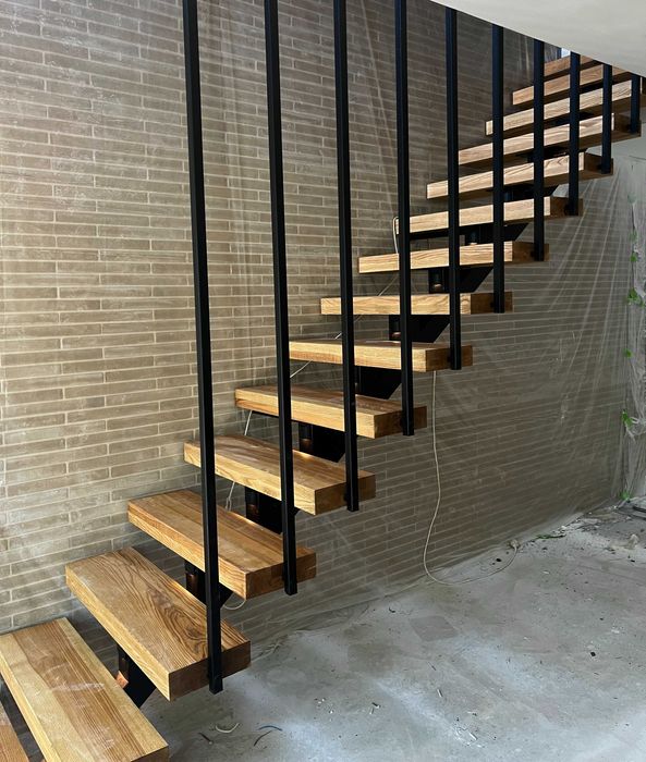 schody wewnętrzne centralna belka , kominkowe balustrada loft