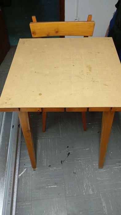 Mesas e cadeiras para café