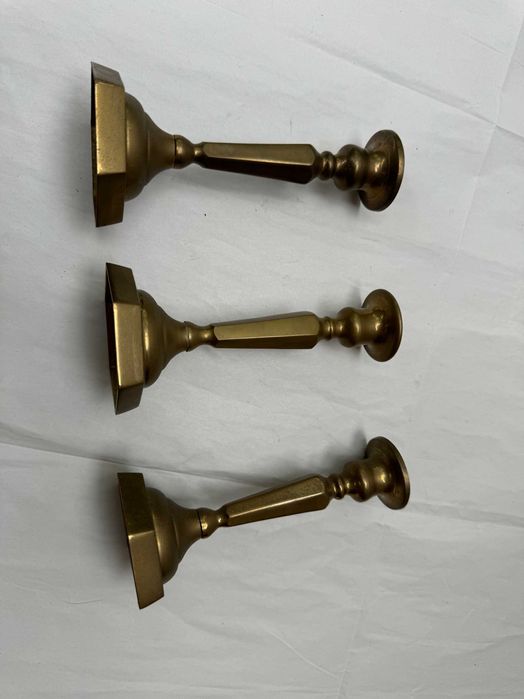 Różne ozdobne wyroby z mosiądzu