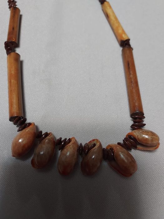 Colar com pequenas conchas