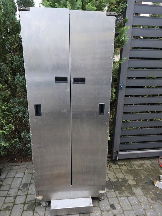 Szafa na kółkach ze stali na wędzarniee