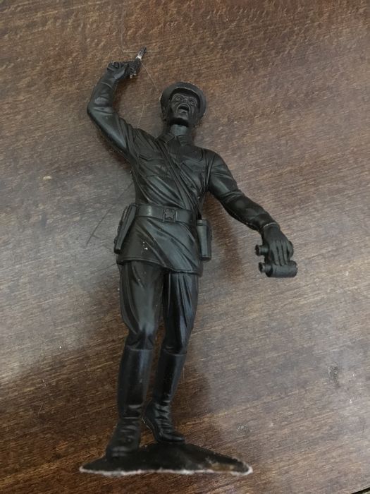 Продам фигурку солдатика командира"красноармейца"ДЗИ