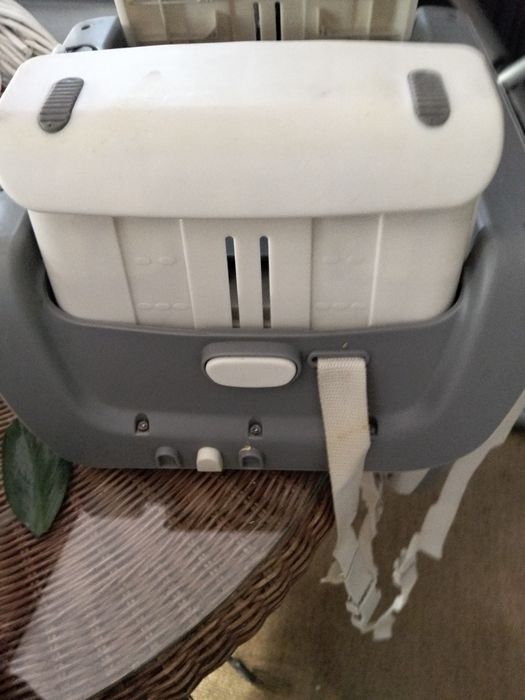 Cadeira de adaptar para crianças pequenas para comerem a mesa