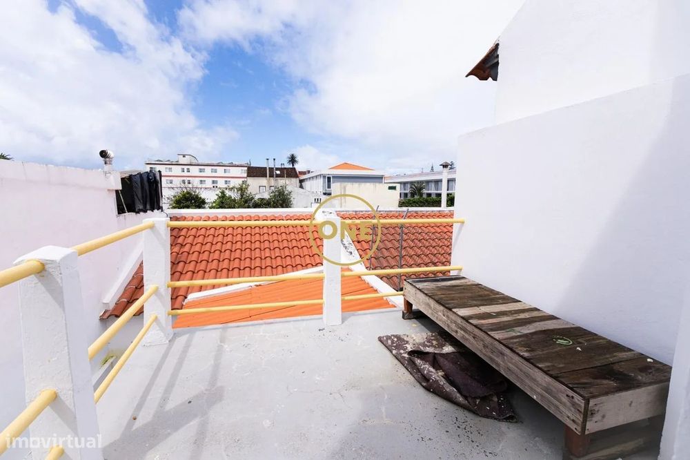 Moradia no centro de Ponta Delgada totalmente renovada