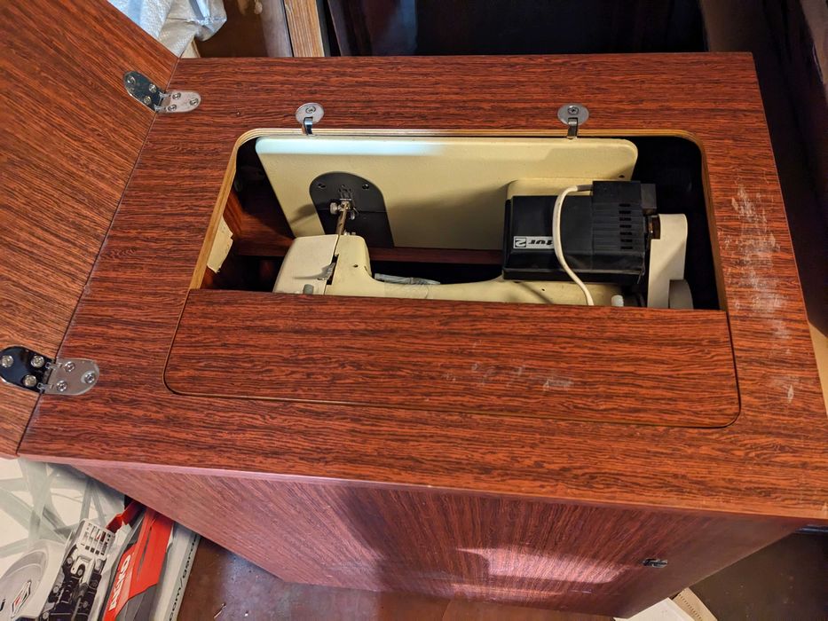 Швейна машинка Чайка 142 М