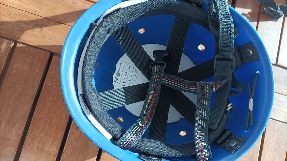 Capacetes escalada, espeleologia e trabalhos em altura