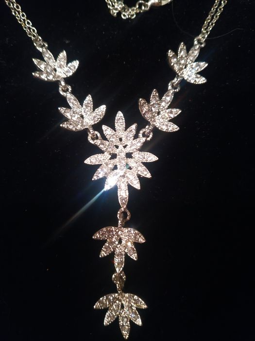 Нежное украшение под вечернее платье