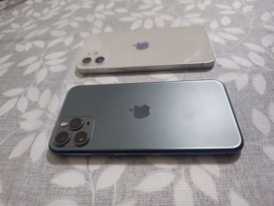 Dois iphones, iphone 12 e Iphone 11 Pro