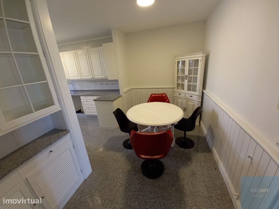 Apartamento T4 + 1 na Rua Oliveira Monteiro