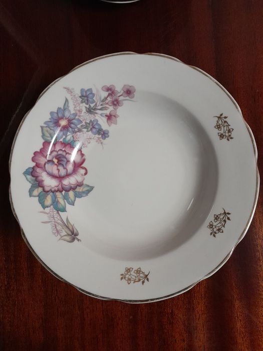 Набор тарелок по 12 штук. Глубокие и мелкие