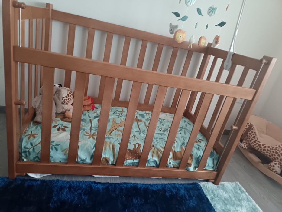 Cama de bebé de madeira e colchão