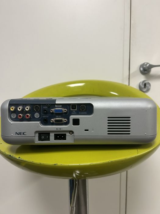 Projetor NEC com cabo