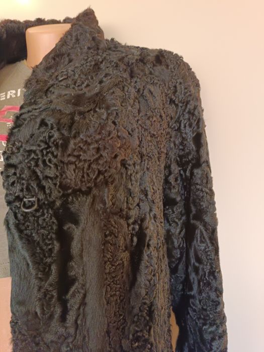 Płaszcz z czarnych karakułów