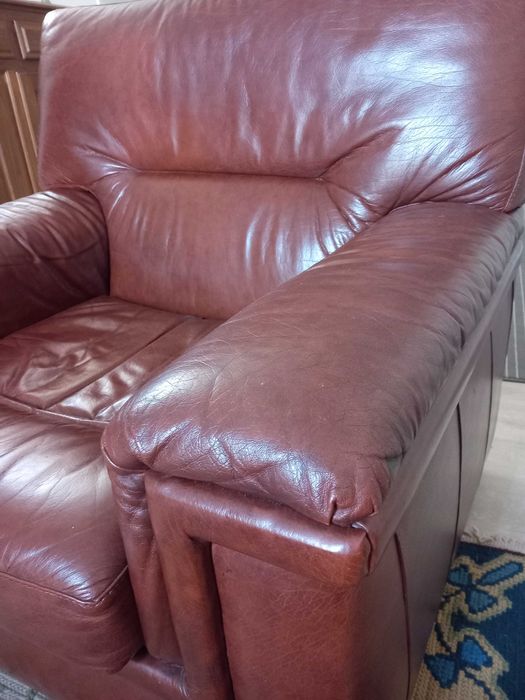 Sofá  em pele, em muito bom estado