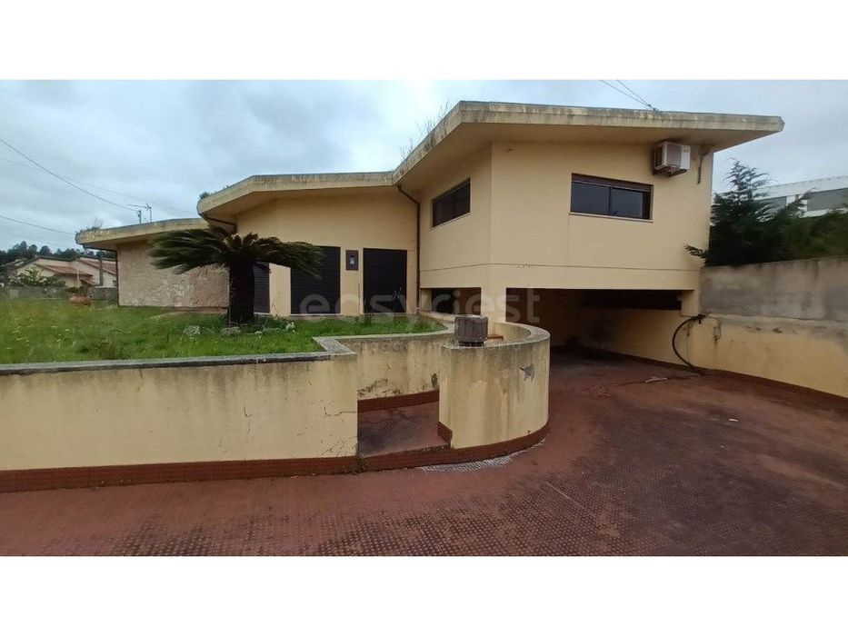 Moradia T3 com logradouro a 5 min do centro da Batalha.