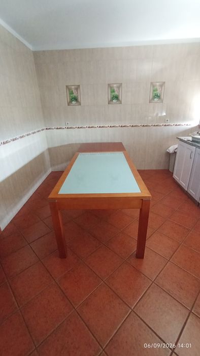 Mesa de vidro e madeira