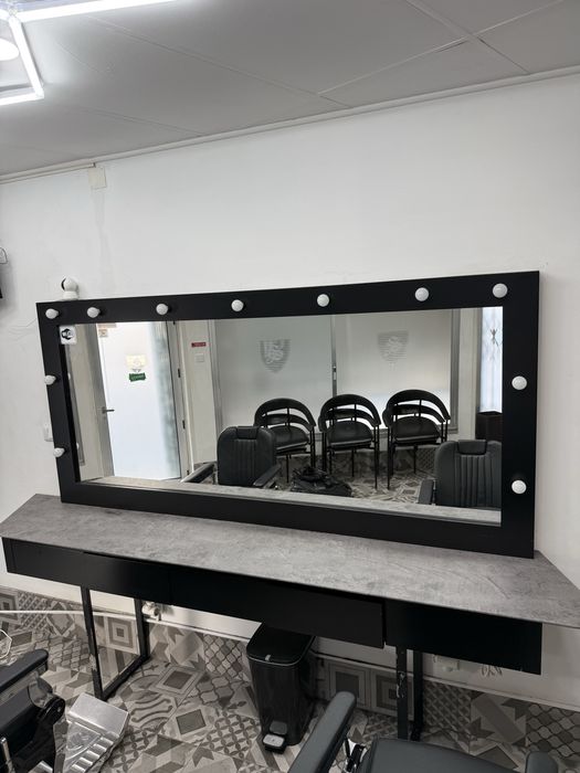 Bancada e espelho com luz barbearia