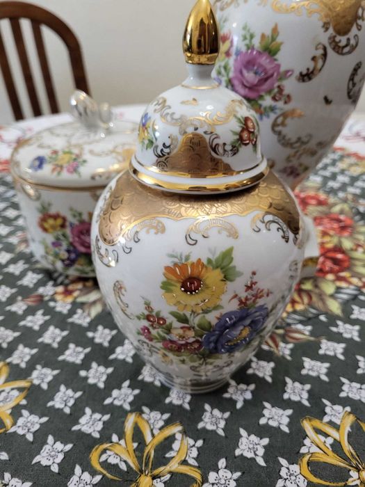 Taças Artibus com padrão florido dourado