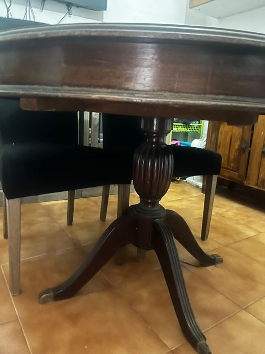 Mesa de madeira macisa.
