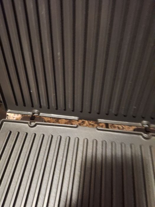 Grelhador e  letrico  em  ótimo   estado