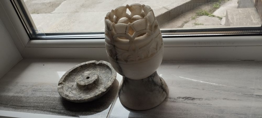 Подсвечник и пепельница из мрамора.
