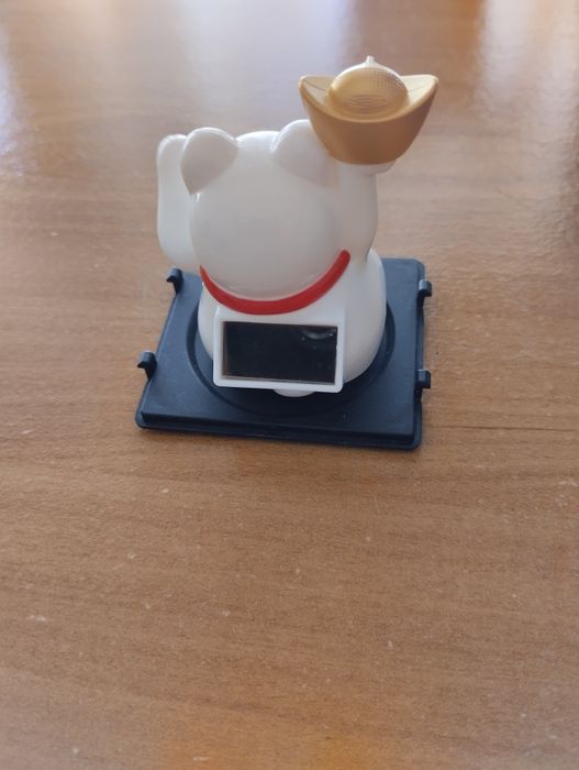 Gato da sorte chinês. A energia solar