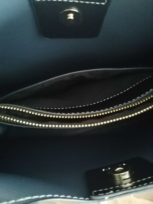 Mala azul escuro, óptimo estado, com várias bolsas