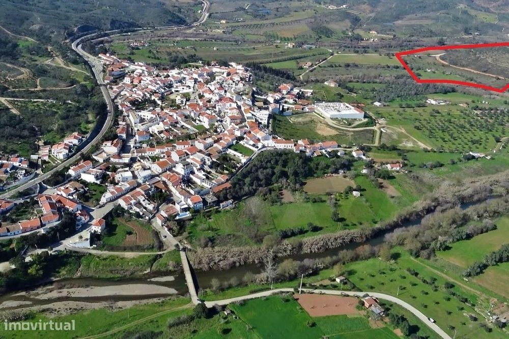 S. Marcos da Serra: Prédio misto com 10 Hectares - Ruína e anexos, con
