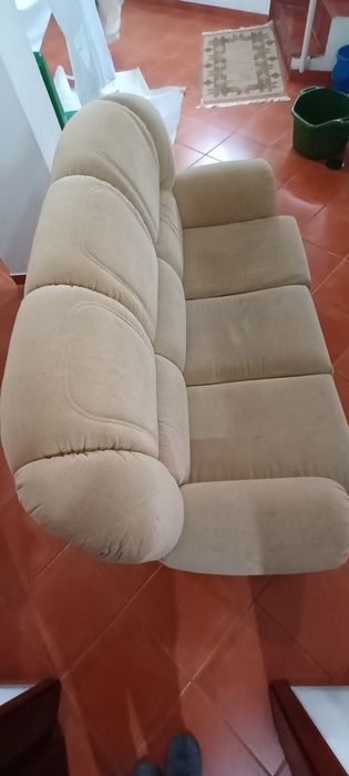Sofá beje confortável