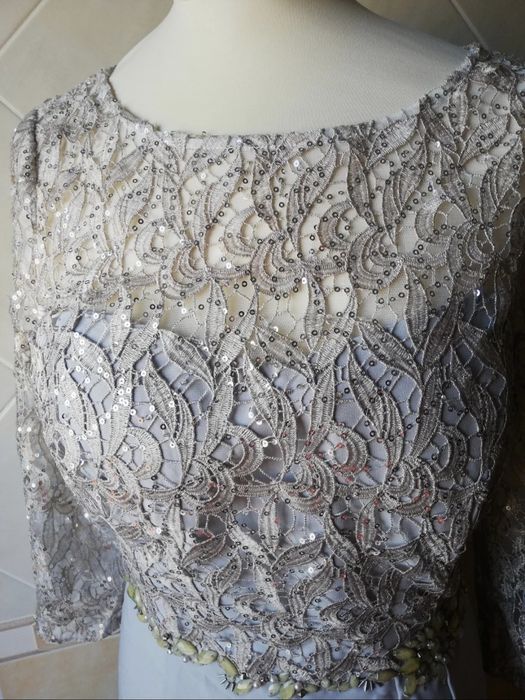 Vestido de cerimónia curto, em cinza prata