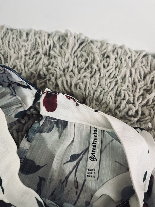 Stradivarius rozm S piekna koszula w kwiaty kwiatowe z golfem biala