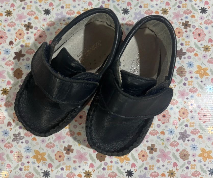 Sapato bebé em pele