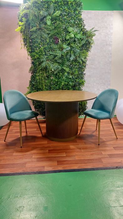 Mesa  marca HÔMA _Castanha com friso dourado na base