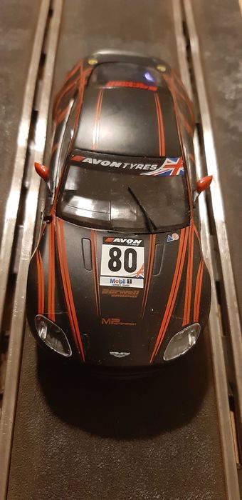 Scalextric - Aston Martin Vantage V8 - Nº80 (Preto/Vermelho)