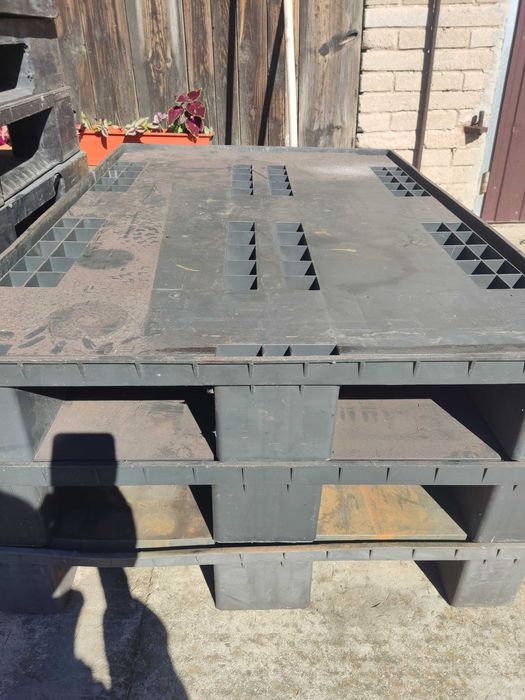 Palety plastikowe pełne