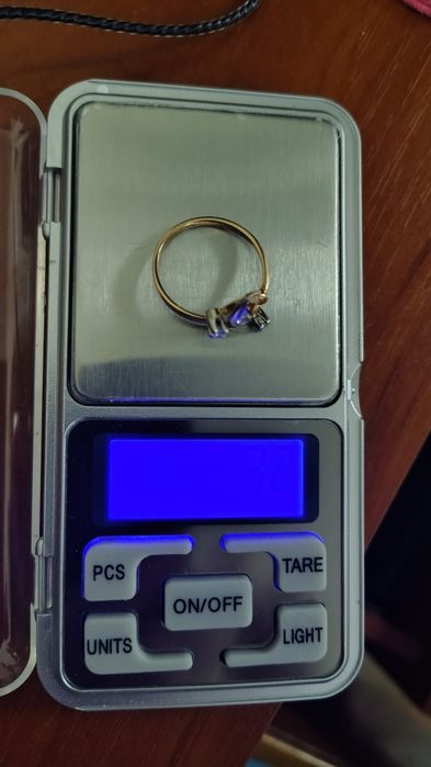 Золотое кольцо с бриллиантоми.